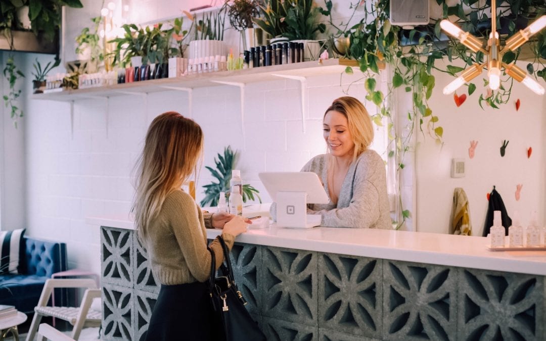 Foto pessoa na empresa, pagando