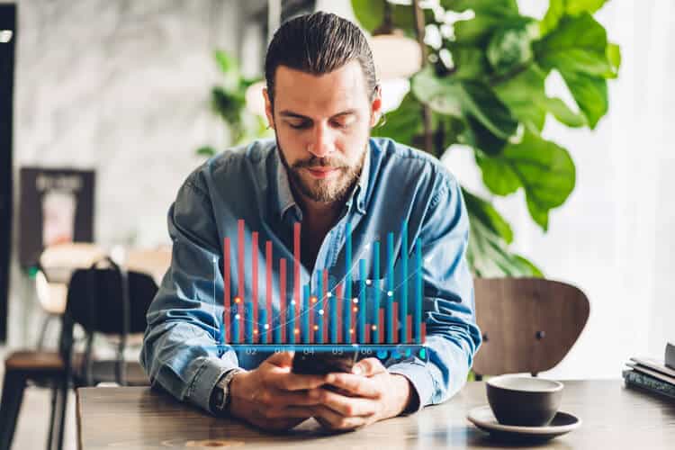 KPIs de SaaS - empresário do modelo saas analisando KPIs no mobile