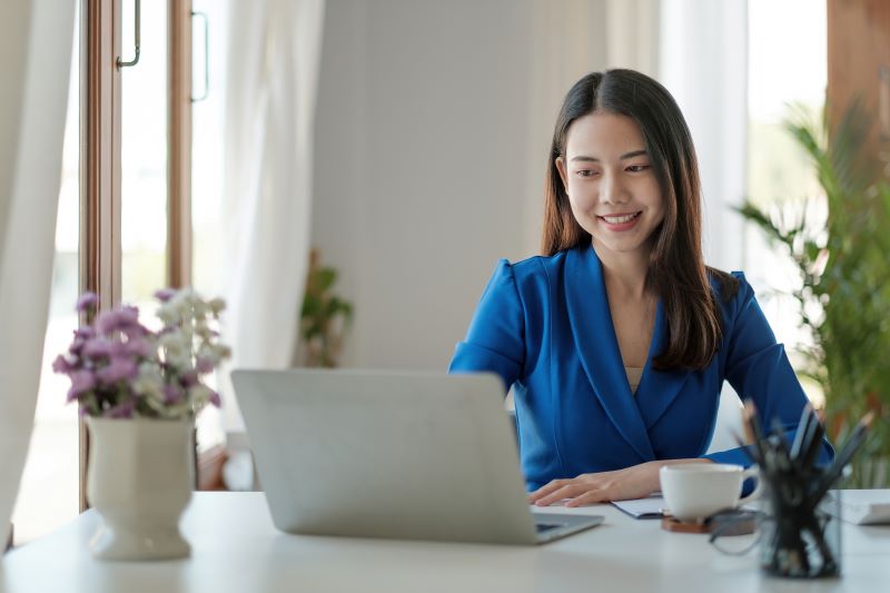 o que é pci: mulher sorridente trabalhando no escritório