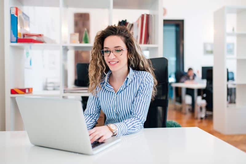 customer success manager: mulher trabalhando no computador em escritório