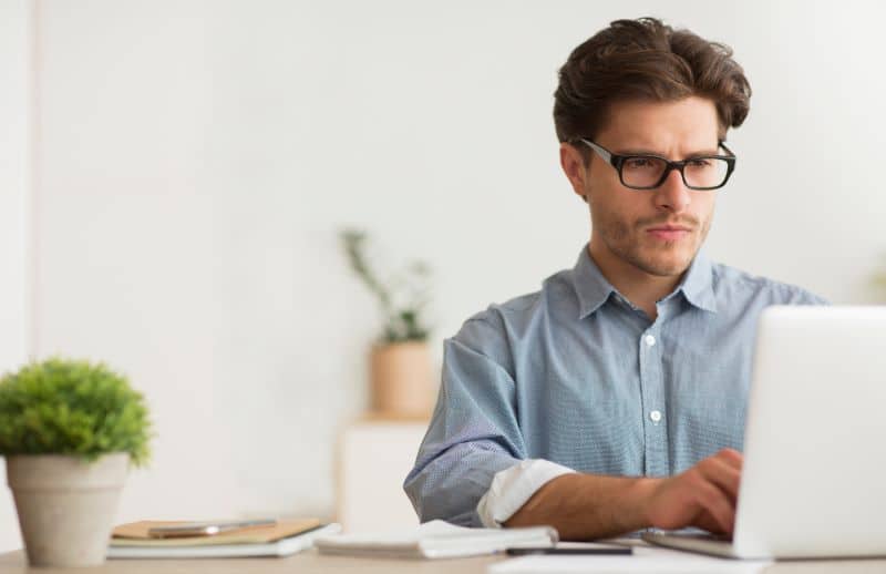 Contador analisando teste de gargalo no computador