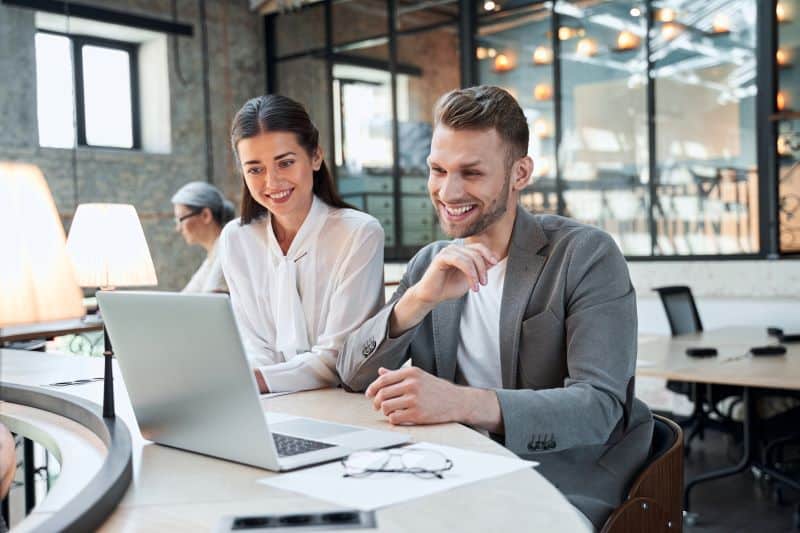 Mulher e homem trabalhando no escritório desenvolvendo um modelo de plano de negócios no computador.
