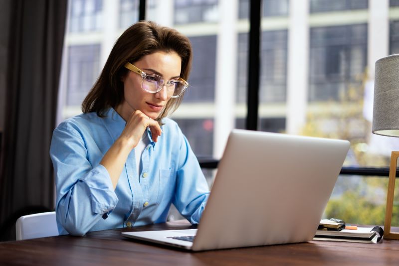 Planilha de fluxo de caixa​: mulher trabalhando no computador em escritório.