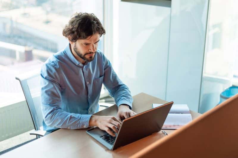 calculadora de salário proporcional aos dias trabalhados: homem trabalhando em notebook no escritório