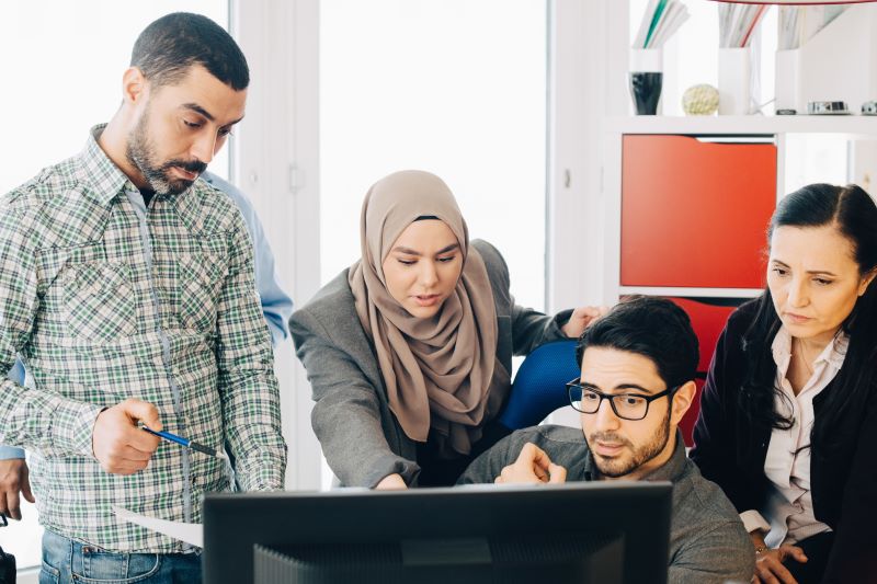 ciclo operacional​: equipe analisando informações em computador