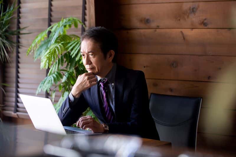 quanto tempo demora um processo de cobrança judicial: homem concentrado trabalhando em escritório