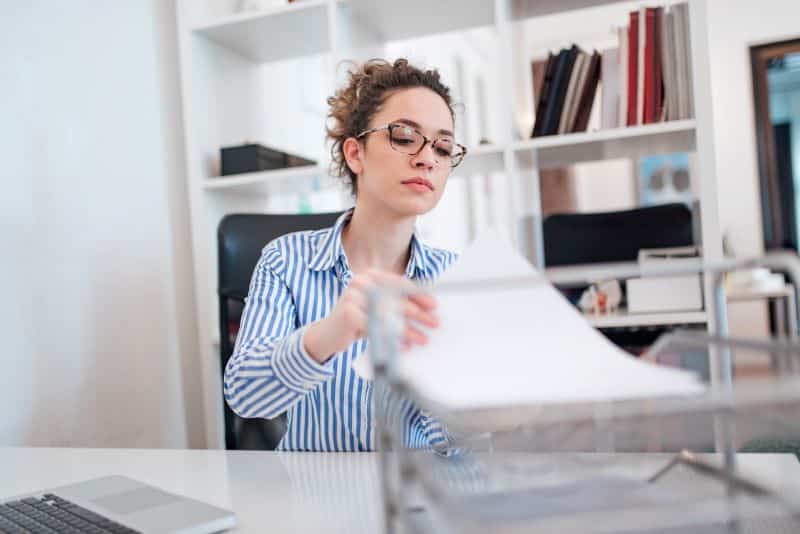 RPS o que é: mulher em escritório verificando documentos