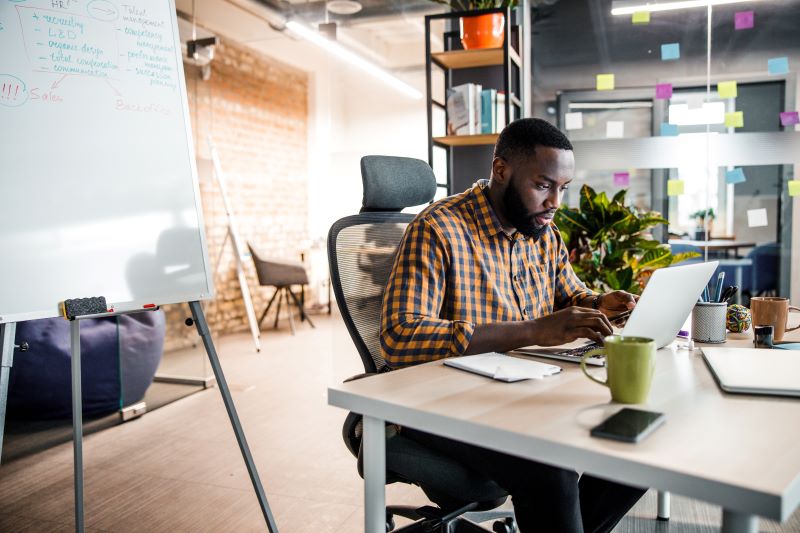 forecast o que é​: homem trabalhando em escritório