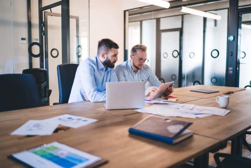 go-to-market​: dois homens analisando dados em escritório