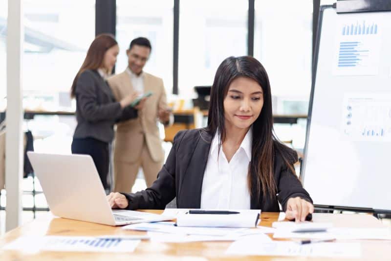 como fazer dashboard no excel​: mulher trabalhando em escritório