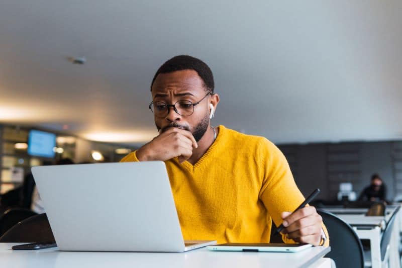 north star metric​: homem no escritório analisando informações no computador