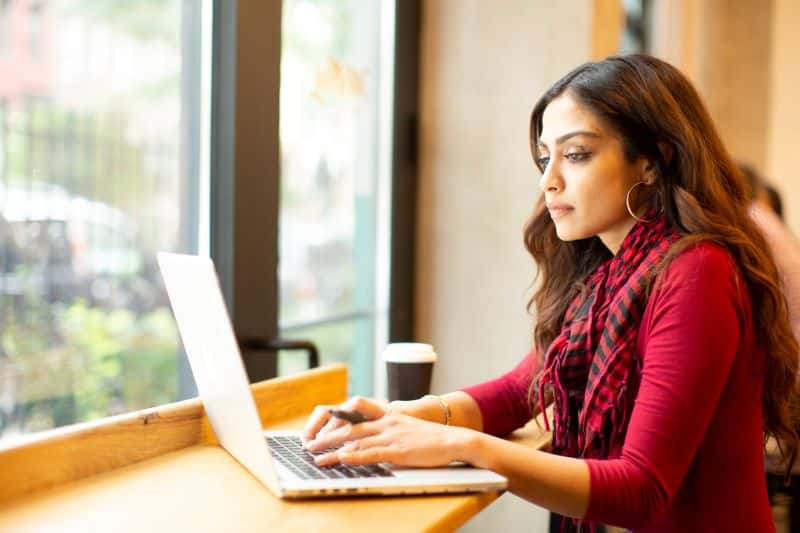 revops​: mulher trabalhando em escritório