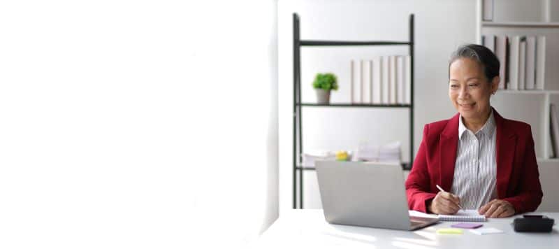 demonstração do fluxo de caixa​: mulher trabalhando em escritório